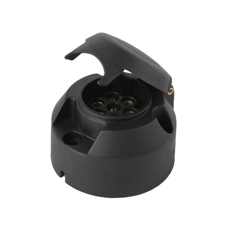 Un conector de remorcă în stil european poate face față diferitelor tensiuni electrice sau cerințe de putere?
